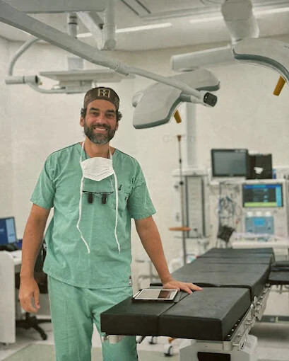 Dr. Leonardo Rodrigues no centro cirúrgico